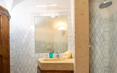 Villa Anga 10+1: Wand, Decke, Interior Design, Flooring, Fussboden, Light Fixture, Fliese, Armatur, Installation, Badezimmer