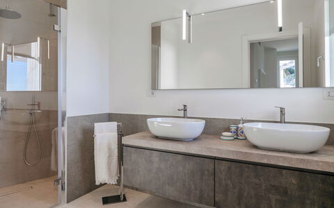 Villa Gioia 8: Badezimmer, Interior Design, Bad Sink, Armatur, Flooring, Sinken, Wand, Spiegel, Countertop, Fussboden