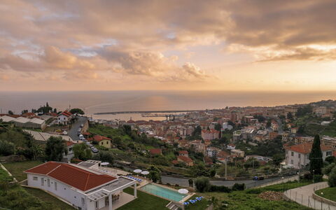 Villa Gioia 8: Wohngebiet, Dach, \Stadt, Horizont, Haus, Landschaft, Zuhause, Menschliche Siedlung, Vorort, Meer