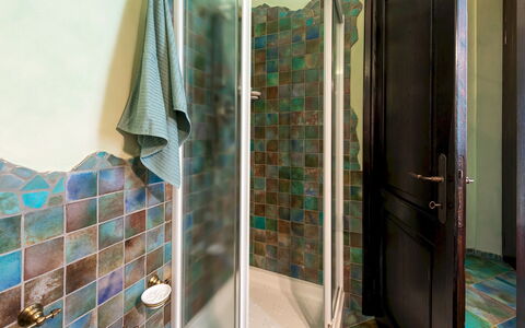 Villa Isotta 8+4: Blau, Wand, Flooring, Interior Design, Fussboden, Armatur, Badezimmer, Fliese, Installation, Verbundwerkstoff