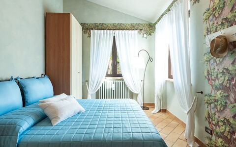 Villa Isotta 8+4: Möbel, Interior Design, Schlafzimmer, Bett, Fussboden, Flooring, Zimmer, Linens, Holz, Bedding