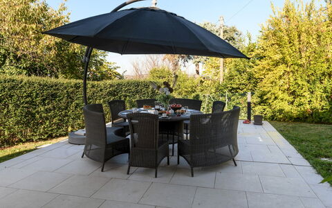 Villa Vae Victis 6: Regenschirm, Möbel, Gartenmöbel, Tisch Im Freien, Tabelle, Schatten, Stuhl, Garten, Terrasse, Flagstone