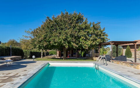 La Vigna 4: Schwimmbad, Blau, Resort, Schatten, Verbundwerkstoff, Eco Hotel, Gartenmöbel, Freizeit, Estate, Hazienda