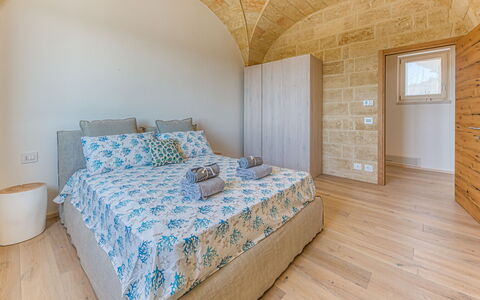 Villa Porta Azzurra 6+2: Interior Design, Flooring, Fussboden, Decke, Möbel, Schlafzimmer, Zimmer, Linens, Bett, Bedding