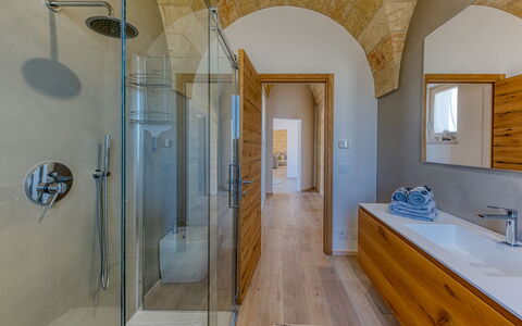 Villa Porta Azzurra 6+2: Flooring, Fussboden, Armatur, Decke, Fliese, Zapfhahn, Installation, Holzbeize, Hartholz, Badezimmer