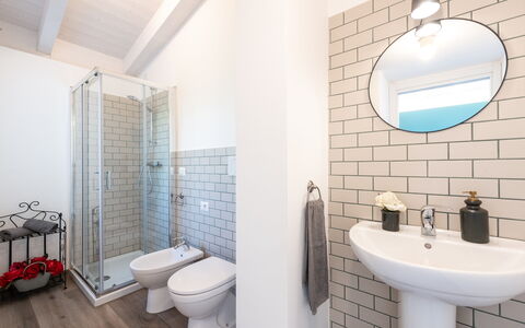 Dimora Campo delle Mura 4+2: Flooring, Badezimmer, Armatur, Fussboden, Interior Design, Installation, Zapfhahn, Bad Sink, Fliese, Sinken