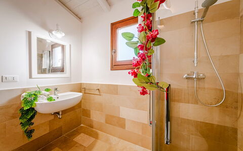 Masseria Samali 14+4: Badezimmer, Armatur, Flooring, Interior Design, Fussboden, Installation, Zapfhahn, Bad Sink, Zimmerpflanze, Blumentopf