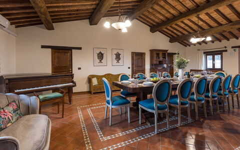 Villa le Tornaie 14: Möbel, Interior Design, Flooring, Tabelle, Holz, Decke, Fussboden, Stuhl, Zimmer, Esszimmer
