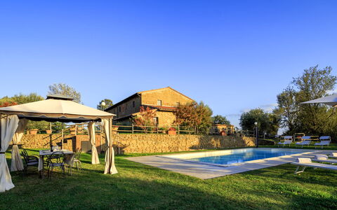 Villa le Tornaie 14: Schwimmbad, Estate, Hinterhof, Gartenmöbel, Hazienda, Resort, Garten, Garten, Villa, Bauernhaus