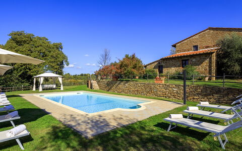 Villa le Tornaie 14: Schwimmbad, Garten, Estate, Rasen, Hinterhof, Landscaping, Gartenmöbel, Hazienda, Garten, Bauernhaus