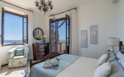 Villa ai Venti 8: Möbel, Fussboden, Interior Design, Meer, Schlafzimmer, Linens, Resort, Stuhl, Wohnung, Ozean