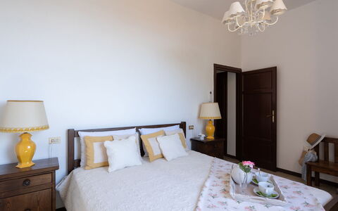 Villa ai Venti 8: Bett, Möbel, Interior Design, Schlafzimmer, Bettdecke, Bedding, Holz, Fussboden, Zimmer, Flooring