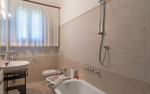 Villa ai Venti 8: Badezimmer, Armatur, Flooring, Interior Design, Bad Sink, Sinken, Fussboden, Zapfhahn, Installation, Toilette