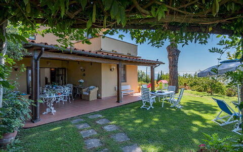 Villa ai Venti 8: Garten, Möbel, Hinterhof, Stuhl, Gartenmöbel, Schatten, Garten, Resort, Eco Hotel, Rasen