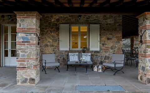 Villa Dada 10: Möbel, Tür, Gartenmöbel, Stuhl, Veranda, Backstein, Flagstone, Schatten, Terrasse, Steinwand