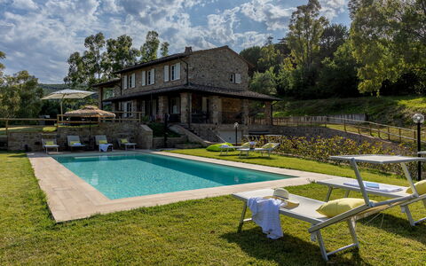 Villa Dada 10: Schwimmbad, Estate, Hütte, Bauernhaus, Garten, Gartenmöbel, Resort, Landscaping, Rasen, Villa