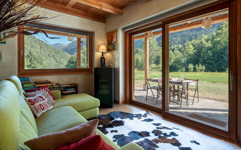 Chalet Walser 4+2: Möbel, Holz, Interior Design, Flooring, Fussboden, Zuhause, Zimmer, Wohnzimmer, Stuhl, Decke