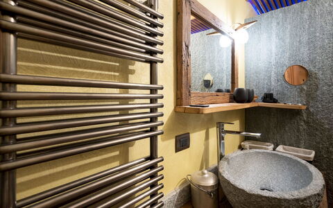 Chalet Walser 4+2: Armatur, Interior Design, Zapfhahn, Sinken, Installation, Flooring, Badezimmer, Fussboden, Bad Sink, Decke