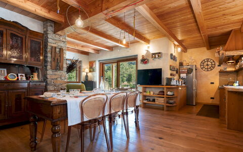 Chalet Walser 4+2: Möbel, Interior Design, Flooring, Holz, Fussboden, Stuhl, Decke, Esszimmer, Light Fixture, Tabelle