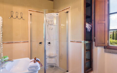 Casale la Splendida 10: Armatur, Badezimmer, Flooring, Interior Design, Fussboden, Zapfhahn, Installation, Sinken, Bad Sink, Zimmer