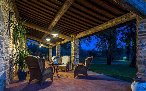 Casale la Splendida 10: Säule, Gartenmöbel, Schatten, Resort, Garten, Veranda, Landscaping, Eco Hotel, Outdoor Struktur, Hazienda