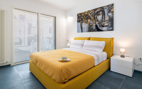 Villa Ristola 6: Bett, Interior Design, Schlafzimmer, Möbel, Fussboden, Bettdecke, Flooring, Bedding, Zimmer, Linens