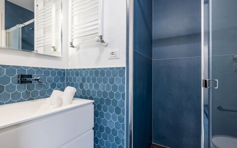 Villa Ristola 6: Blau, Flooring, Interior Design, Fussboden, Armatur, Fliese, Badezimmer, Installation, Badezimmerschrank