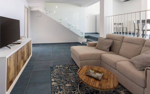 Villa Ristola 6: Interior Design, Flooring, Möbel, Couch, Fussboden, Holz, Wohnzimmer, Decke, Zimmer, Wohnung