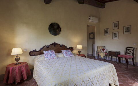 Villa Iside 8: Wand, Möbel, Flooring, Zuhause, Schlafzimmer, Bettrahmen, Bett, Bedding, Bettdecke, Hotel