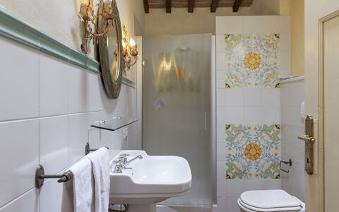 Villa Iside 8: Badezimmer, Armatur, Interior Design, Flooring, Zapfhahn, Bad Sink, Installation, Fliese, Sinken, Porzellan