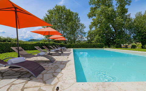 Villa Iside 8: Schwimmbad, Gartenmöbel, Resort, Sonnenliege, Garten, Eco Hotel, Landscaping, Freizeit, Regenschirm, Stuhl