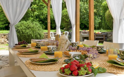 Villa Iside 8: Möbel, Geschirr, Tabelle, Essen, Tischdecke, Stuhl, Dishware, Servierware, Interior Design, Drinkware