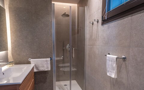 Onda 8: Badezimmer, Armatur, Flooring, Wand, Fussboden, Interior Design, Zapfhahn, Sinken, Installation, Beleuchtung