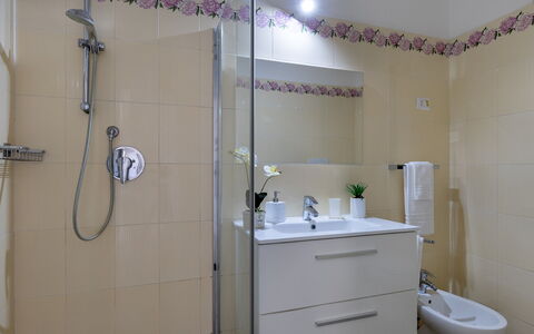 Villa Meraviglia 8: Badezimmer, Armatur, Flooring, Interior Design, Bad Sink, Sinken, Fussboden, Zapfhahn, Spiegel, Installation