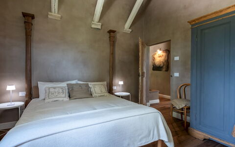 Villa Dianella 8+2: Interior Design, Schlafzimmer, Möbel, Wand, Bett, Bettdecke, Holz, Flooring, Fussboden, Bedding