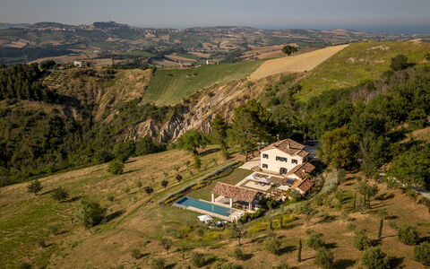 Villa Dianella 8+2: Hochland, Landschaft, Haus, Ländliches Gebiet, Hütte, Zuhause, Estate, Bergstation, Dorf, Senke