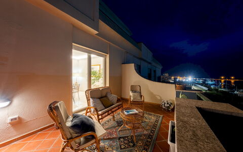 Nova Domus 6: Wohnung, Balkon, Holzbeize, Zimmerpflanze, Stuhl, Hotel, Penthouse, Blumentopf
