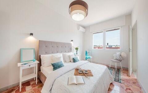 Nova Domus 6: Möbel, Bett, Interior Design, Schlafzimmer, Flooring, Fussboden, Bettdecke, Bedding, Zimmer, Decke