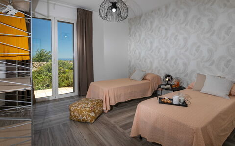 Dimora degli Ulivi 10: Möbel, Interior Design, Holz, Schlafzimmer, Fussboden, Flooring, Linens, Textil, Bett, Bettdecke