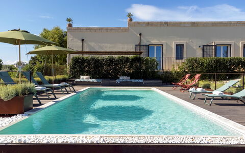Dimora degli Ulivi 10: Schwimmbad, Gartenmöbel, Resort, Verbundwerkstoff, Möbel, Eco Hotel, Blumentopf, Schatten, Stuhl, Sonnenliege