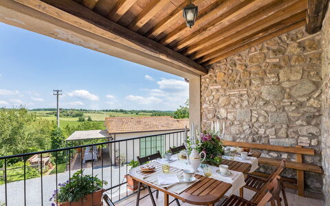 Villa a Casa di Giovanni 12: Möbel, Zuhause, Stuhl, Hütte, Tür, Gartenmöbel, Blumentopf, Balkon, Terrasse, Veranda