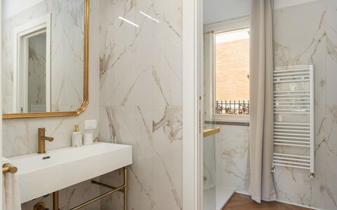 Casa Amare 4+2: Wand, Flooring, Interior Design, Armatur, Fussboden, Beleuchtung, Badezimmer, Installation, Fliese, Light Fixture
