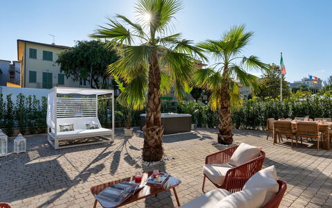 Casa Amare 4+2: Gartenmöbel, Schatten, Blumentopf, Resort, Eco Hotel, Garten, Landscaping, Stuhl, Regenschirm