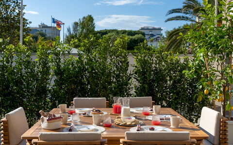 Casa Amare 4+2: Möbel, Gartenmöbel, Tabelle, Stuhl, Tisch Im Freien, Küche & Esszimmer Tisch, Schatten, Restaurant, Essen, Blumentopf