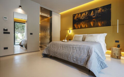 Villa Maria Paradiso 10: Interior Design, Bett, Möbel, Flooring, Schlafzimmer, Fussboden, Wand, Decke, Holz, Bettdecke