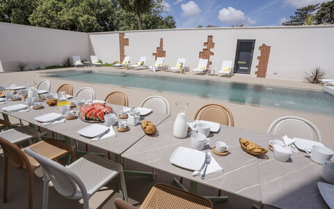 Villa Maria Paradiso 10: Möbel, Gartenmöbel, Stuhl, Schwimmbad, Küche & Esszimmer Tisch, Resort, Tisch Im Freien, Design, Sonnenliege, Zimmerpflanze