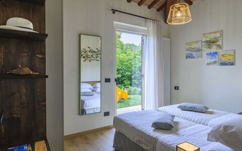 Villino le Moie 4+2: Wand, Holz, Interior Design, Schlafzimmer, Zuhause, Möbel, Fussboden, Bett, Zimmer, Kissen