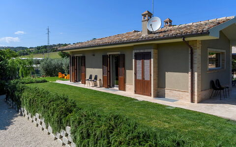 Villino le Moie 4+2: Haus, Zuhause, Dach, Strauch, Hütte, Wohngebiet, Tür, Grundstueck, Garten