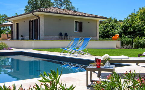 Villino le Moie 4+2: Schwimmbad, Gartenmöbel, Wohngebiet, Zuhause, Haus, Resort, Estate, Möbel, Garten, Verbundwerkstoff