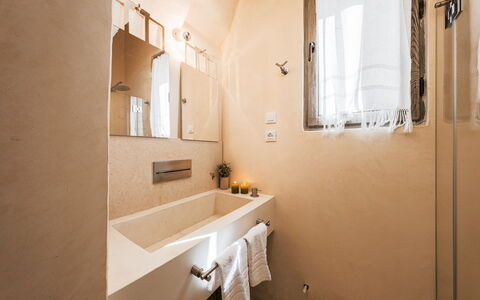 Masseria Muto 6: Badezimmer, Wand, Armatur, Flooring, Fussboden, Interior Design, Bad Sink, Zapfhahn, Badewanne, Sinken